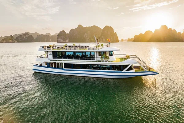Halong Bay 5-Star Cruise: Day Trip with Buffet & Limo