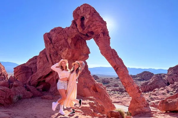Uncover Nevada's Wonders: Valley of Fire & Seven Magic Mountains Day Trip