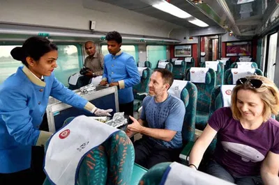 Taj Mahal: Train Tour with 5-Star Lunch from Delhi
