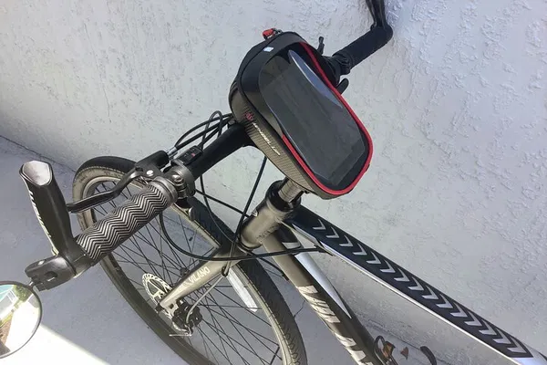 Effortless Orlando Cycling: 24-Speed Hybrid Road Bike Delivered!