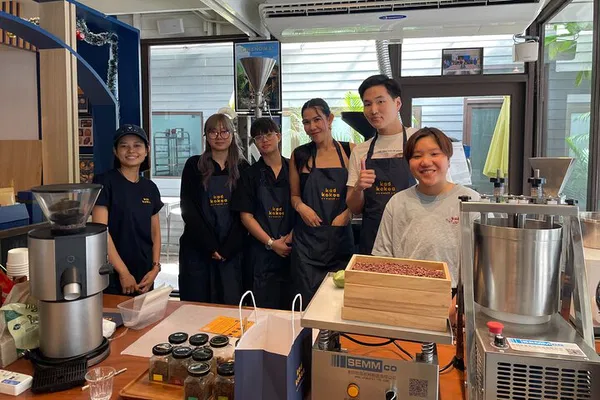 Craft Your Own Chocolate: Bean to Bar Workshop Adventure