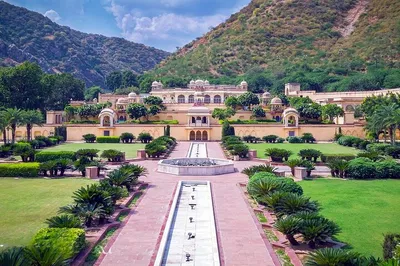 Jaipur's Cultural Canvas: A Delhi Day Trip of Colors and Crafts