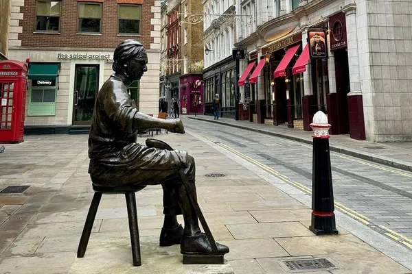 Step into Style: London's Square Mile Fashion Walking Tour