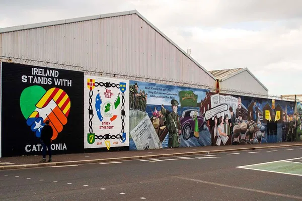 Unveiling Belfast's Story: A Private Sightseeing and Mural Tour