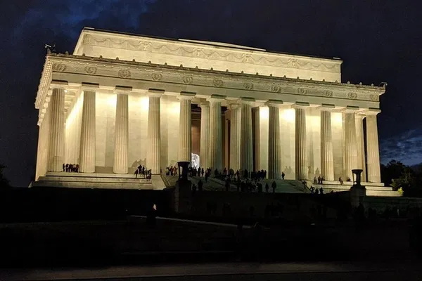DC Night Tour: See Monuments in a Small Group!