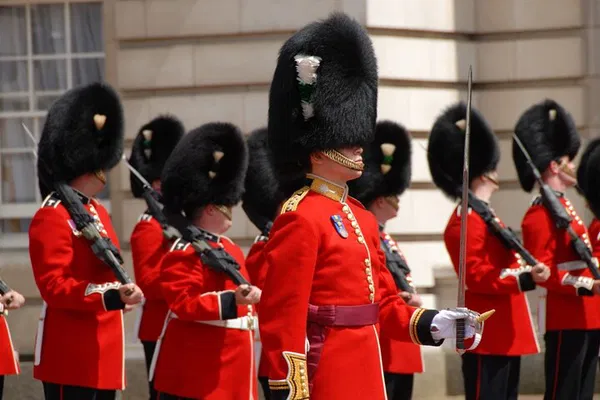 Changing of the Guard: Best Buckingham Palace Views