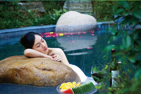 Beijing Bliss: Private Palace & Rejuvenating Hot Springs Escape