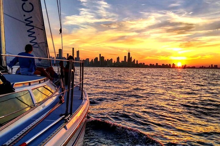 Chicago Sunset Sailing: Private Lake Michigan Cruise Awaits!