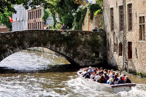 Bruges Boat & Walk: Hidden Gems & Chocolate