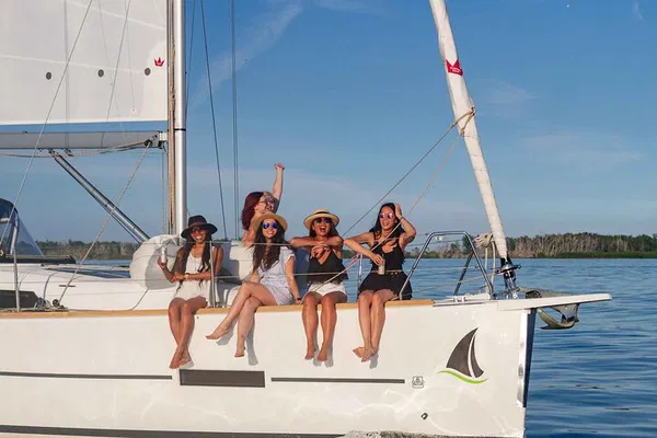 Toronto Sailing Adventure: Harbour Views & Island Life!