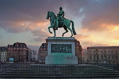Paris Ghost Tour: Uncover Dark History & Legends