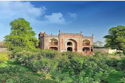 Taj Mahal Tour: Agra Fort & Baby Taj from Delhi
