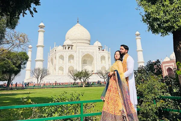 Taj Mahal Day Tour: Superfast Train from Delhi!