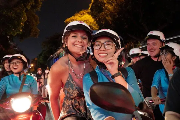Saigon Night Motorbike Tour: Female Rider & Street Food!