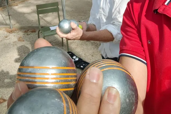 Parisian Pétanque: Master the French Ball Game Adventure!