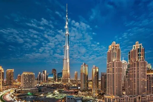 Reach for the Sky: Burj Khalifa Views & Rooftop Dining Delight!
