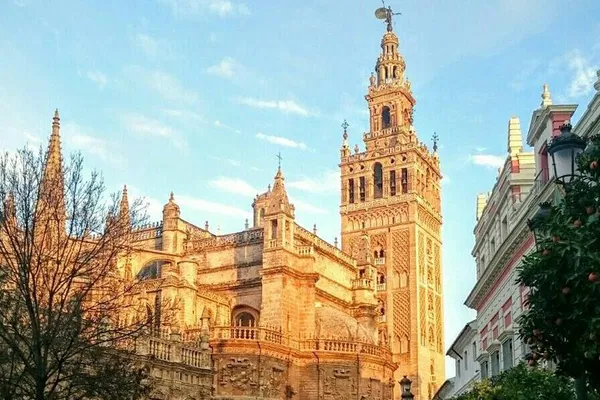 Unveiling Seville's Treasures: Cathedral & Alcázar Italian Guided Tour