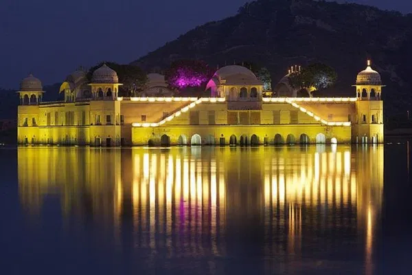 Jaipur Night Explorer: Private Jeep Tour with Food & Drinks