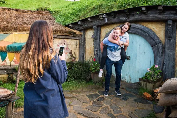 Hobbiton Movie Set Tour from Auckland: Free Drink!