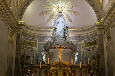 Paris Chapel Pilgrimage: Unveiling Miracles & History