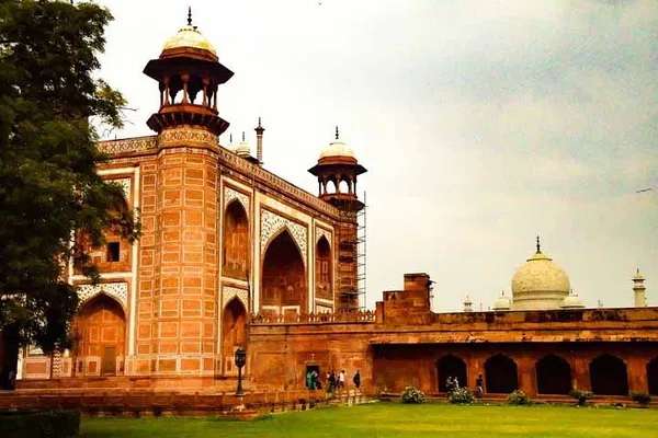 Discover Agra's Wonders: Private Taj Mahal & Agra Fort Tour