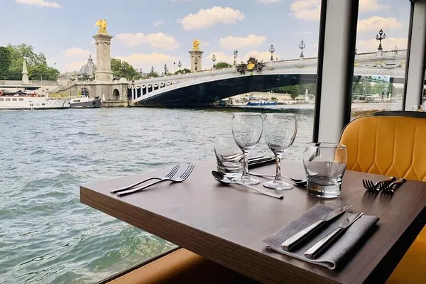 Paris Seine Dinner Cruise: Eiffel Tower Views