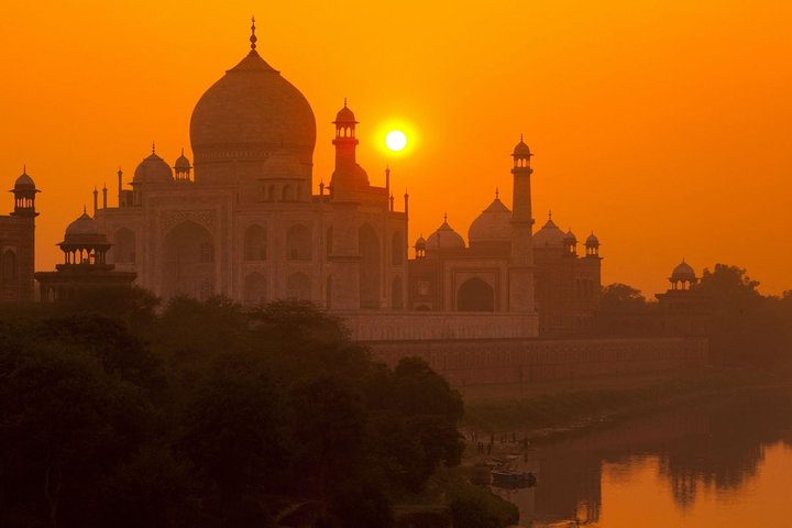 Sunrise Taj Mahal Tour: A Luxurious Delhi Escape