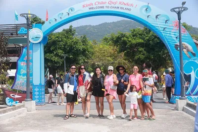 Cham Island Boat Tour: Snorkel, Swim & Seafood Feast!