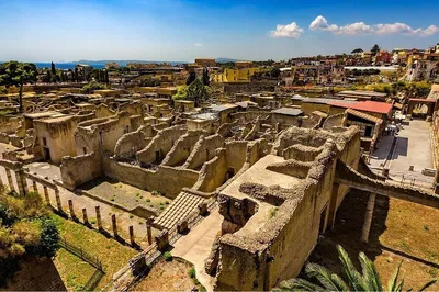Herculaneum Tour: Lunch, Ticket & Expert Guide!