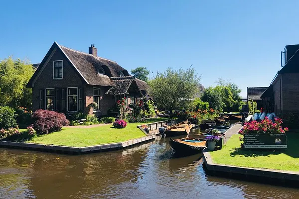 Zaanse Schans & Giethoorn Tour: Hotel Pick-Up Included!