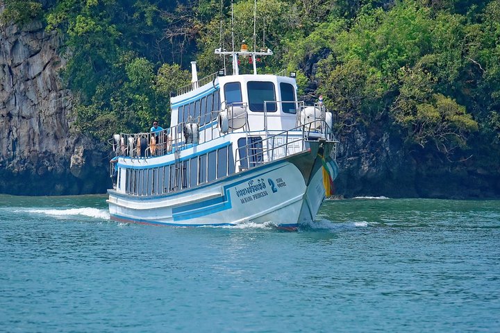 Seamless Andaman Sea Transfer: Koh Phi Phi to Railay Beach Ferry