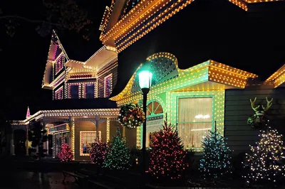 Cookeville's Christmas Lights: A Luxurious RoadStallion Holiday Tour