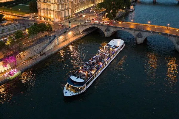 Paris Dinner Cruise: Seine River Gourmet, Singer & DJ!