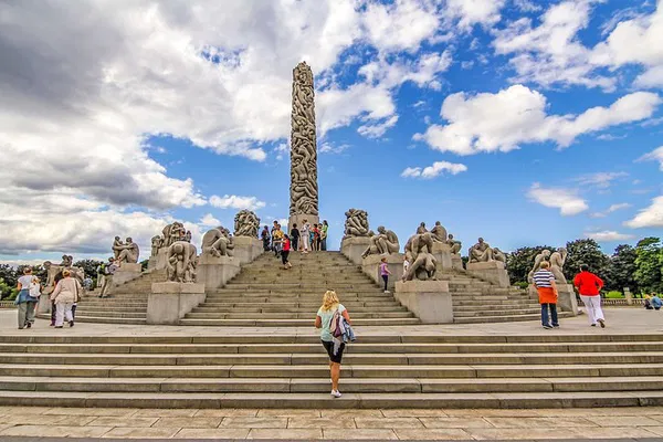 Vigeland Park: Human Form Sculpture Tour with Local
