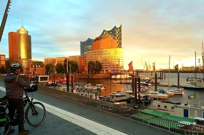 Explore Hamburg's Maritime Charm: A Bicycle Tour from Elbe Suburbs to Blankenese
