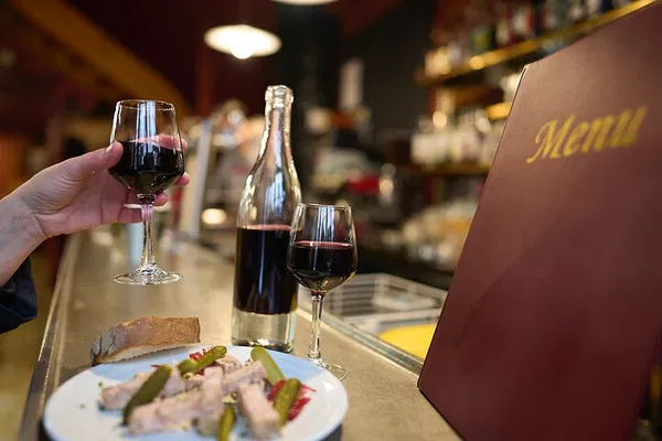 Lyon Food & Wine Tour: Vieux Lyon & Halles Bocuse