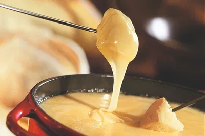 Indulge in Zurich's Culinary Delights: A Fondue & Chocolate Adventure!