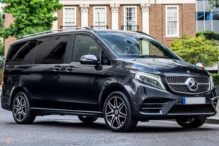 Luxury Belfast Airport Transfer: Sustainable Travel in Style