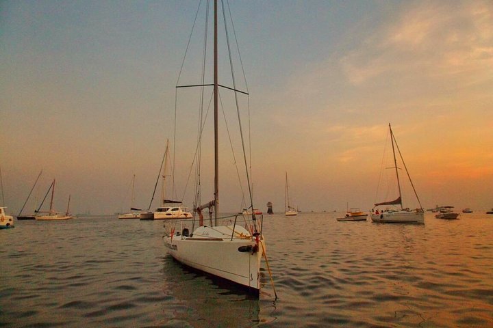 Mumbai Sailing: Private Skyline Tour Up to 5 People