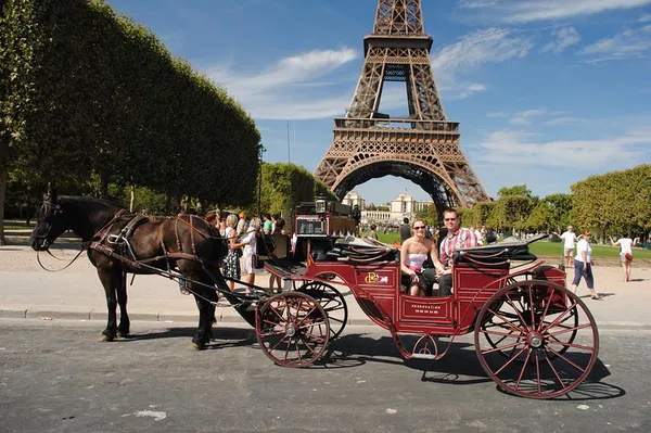 Paris Horse & Carriage Ride: Private Romantic Tour