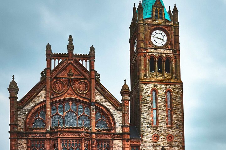 Descubre la Historia y Realeza: Excursión a Derry y el Castillo de Hillsborough desde Dublín