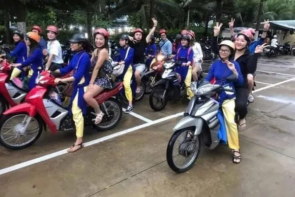 Da Nang Night Food Tour: Aodai Lady Rider Adventure!