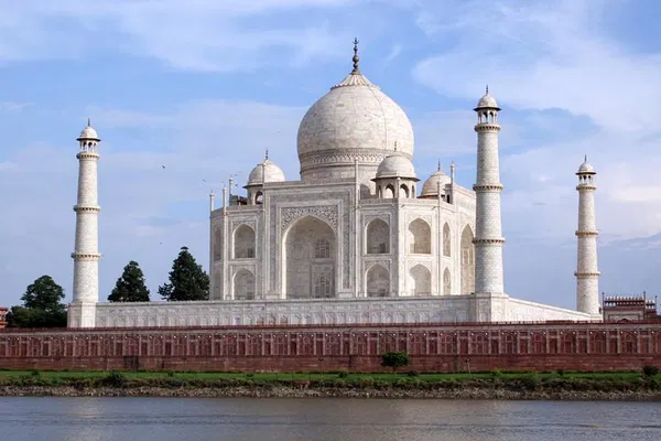 Taj Mahal: Same-Day Agra Tour from Bangalore by Flight - A Majestic Experience!