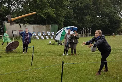Axe Throwing Fun: Hurl Axes Like a Pro!