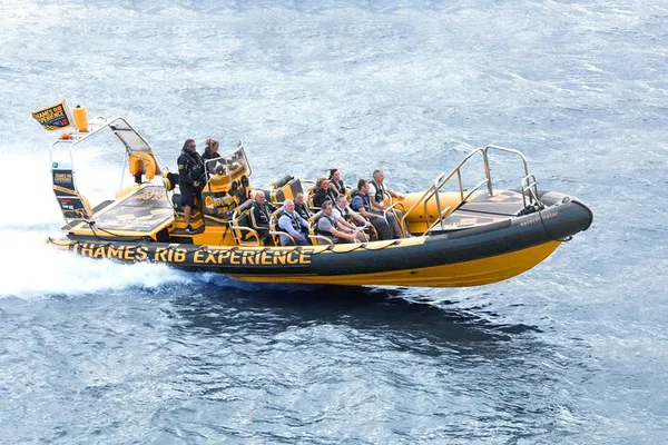 Thames Speedboat Thrill: Canary Wharf Experience - High-Speed Adventure!