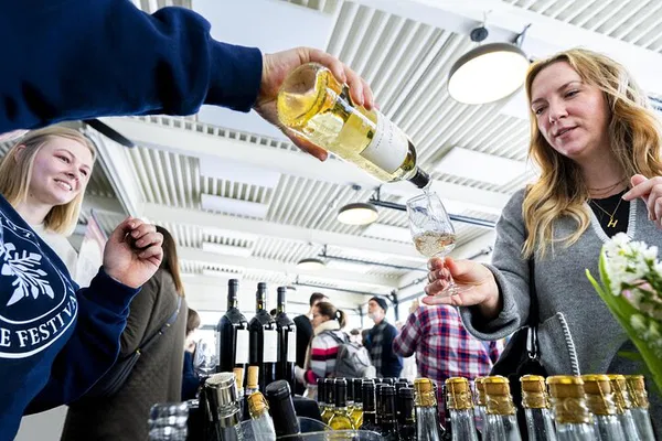 Luxury Wine Tour Wolfville: Taste Nova Scotia!