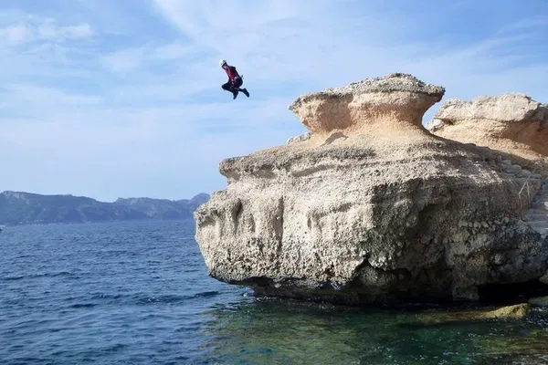 Mallorca Coasteering: Cliff Jumping, Sea Caves & Coastal Adventure