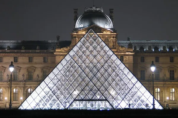 Louvre at Night: Skip-the-Line Private Tour