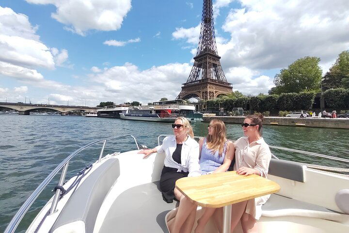 Paris Seine River Cruise: Private Eiffel Tower Views
