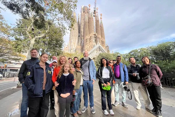 Sagrada Familia & Montserrat Tour: Hotel Pick-Up